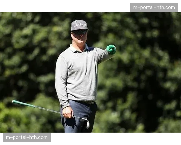 赛后特写：屈居亚军的霍夫曼在18号洞果岭与家人拥抱，泪光闪烁